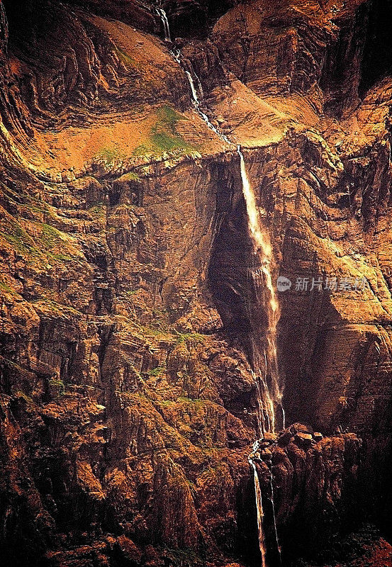 加瓦尼马戏团(Cirque de Gavarnie)是一个位于比利牛斯山中部、法国西南部、靠近西班牙边境的马戏团。它位于加瓦尔尼公社、Hautes-Pyrénées省和比利牛斯国家公园内。